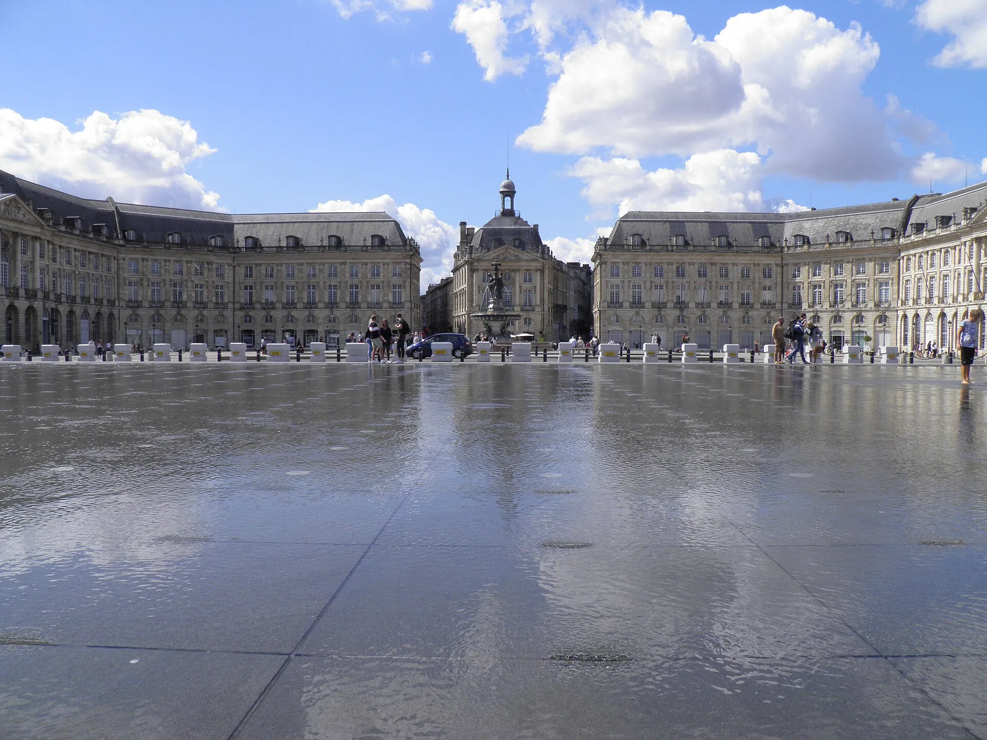 La place de la Bourse à Bordeaux et son miroir d'eau, façades du XVIIIe siècle au bord de la Garonne
