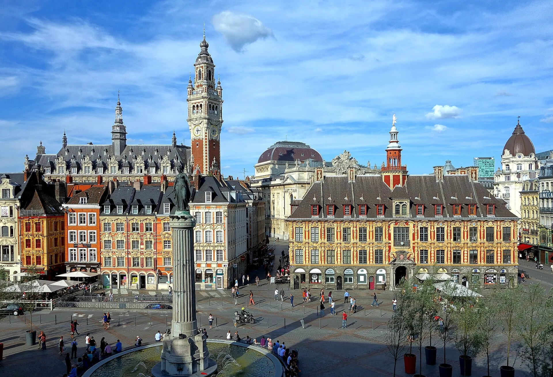 La Grand-Place de Lille avec ses façades flamandes et la colonne de la Déesse au centre