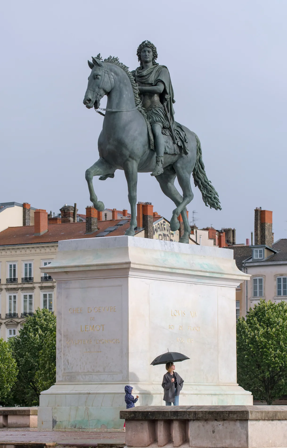La place Bellecour à Lyon, avec la statue équestre de Louis XIV et la colline de Fourvière en arrière-plan