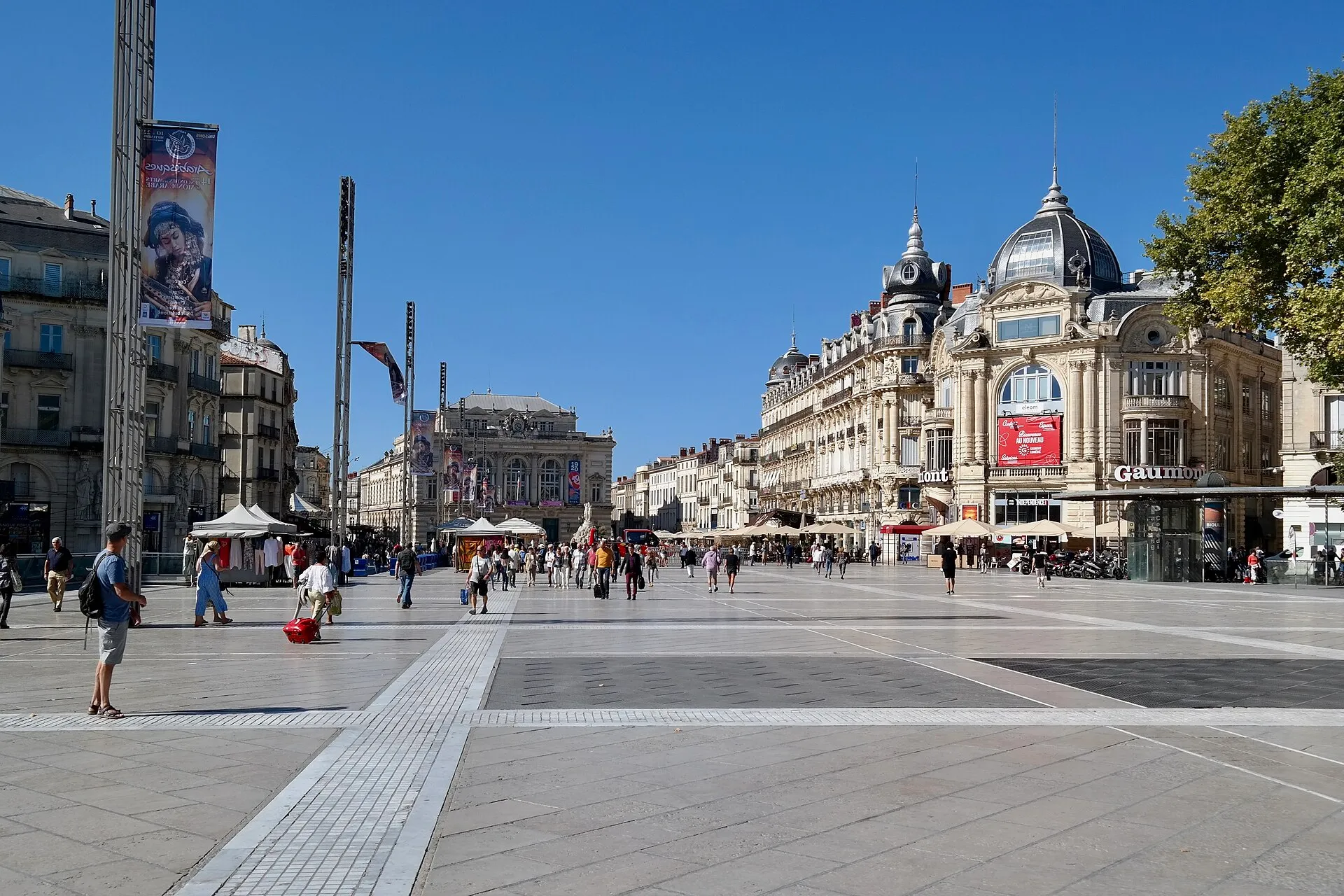 La place de la Comédie à Montpellier, avec la fontaine des Trois Grâces et l'opéra en arrière-plan