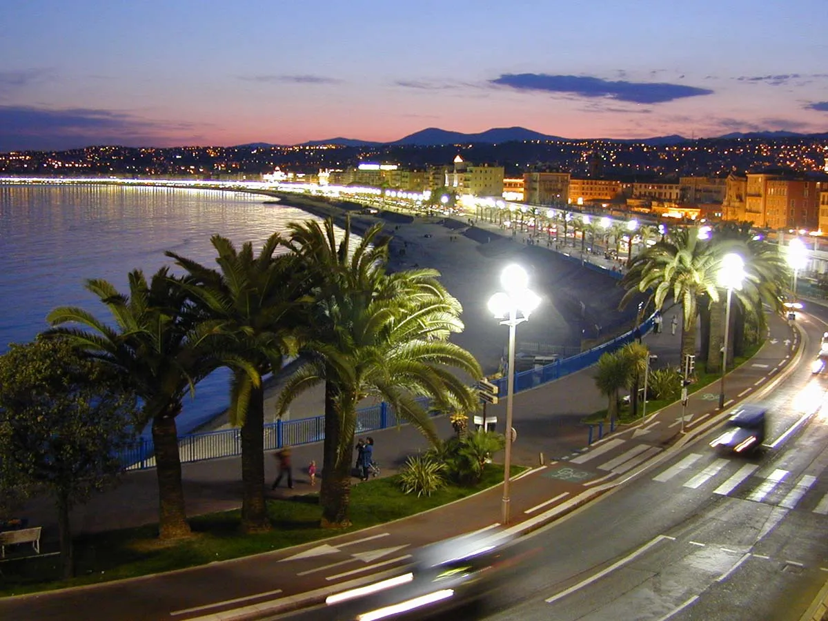 La promenade des Anglais à Nice, avec ses chaises bleues face à la baie des Anges