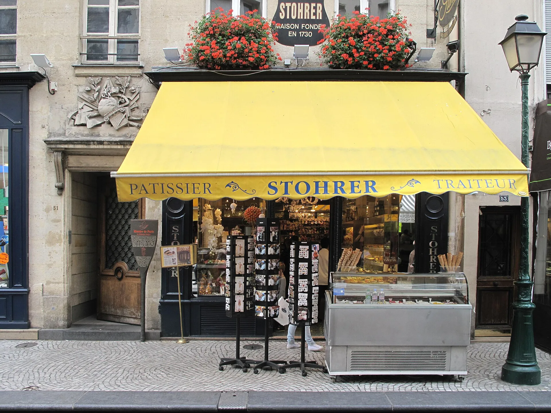 Devanture jaune de la pâtisserie Stohrer, rue Montorgueil à Paris, avec l'inscription Maison fondée en 1730