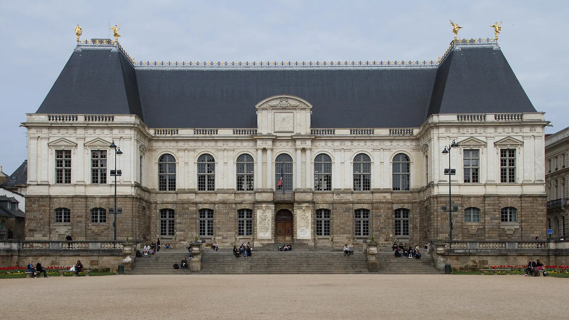 La façade classique du Parlement de Bretagne à Rennes, vue depuis la place éclairée