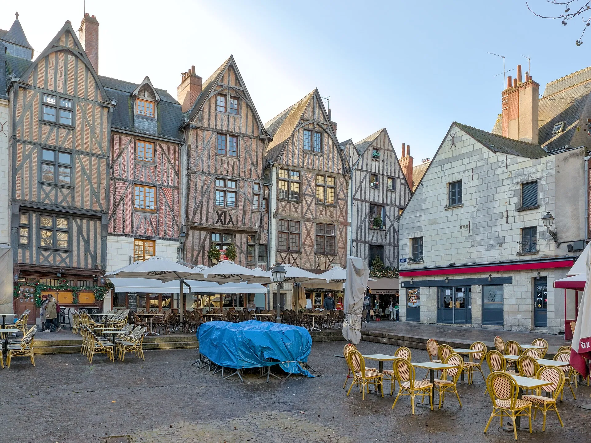 Les maisons à colombages de la place Plumereau, dans le Vieux Tours, avec les terrasses de café au premier plan